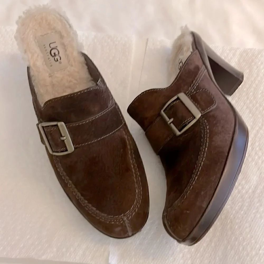 UGG AUSTRALIA BROWN SUEDE CLOGS.